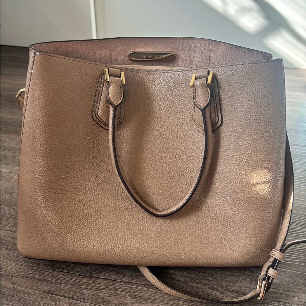 Michael Kors purse - Picture 2 of 6